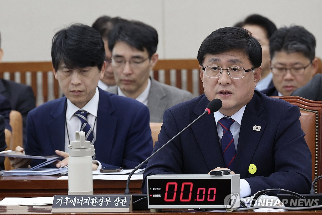 김성환 기후에너지환경부 장관이 14일 서울 여의도 국회에서 열린 기후에너지환경위원회 국정감사에서 의원 질의에 답하고 있다. 사진=연합뉴스