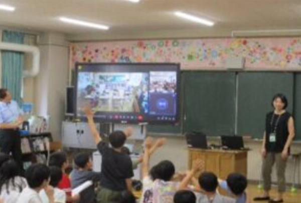 미도리 초등학교 학생들이 한국 청주 행정초등학교 학생들과 온라인을 통해 동시 수업을 하는 모습. 사진=홈페이지 캡처