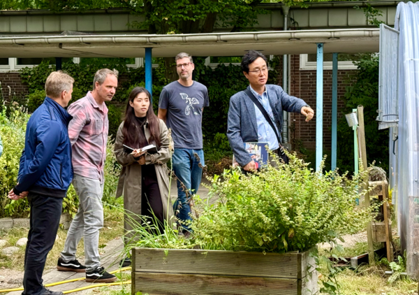 함부르크 기후학교 ATH 교사들과 ESG경제 취재팀이 교내 생태 정원을 둘러보고 있다. 사진=ESG경제