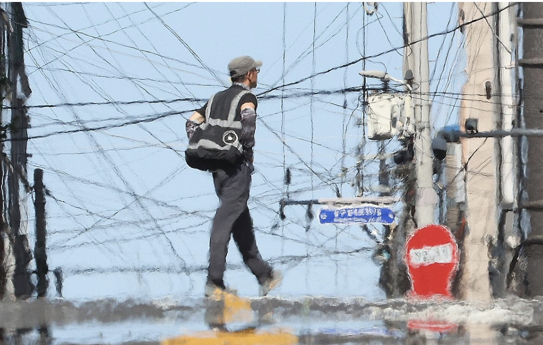 폭염이 계속되고 있는 9일 대구 한 공사장 인근에서 인부가 이동하고 있다. 사진=연합뉴스