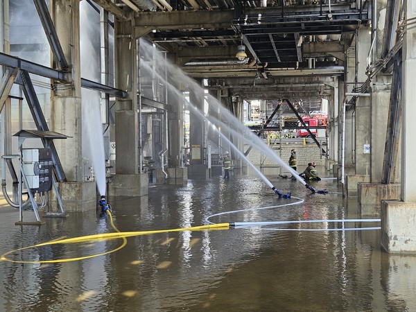 지난 17일 오전 울산시 남구 SK에너지 수소 제조 공정에 불이 나 여러 명이 다쳤다. 사진은 소방관들이 불이 난 공정에 물을 뿌려 냉각 작업을 벌이는 모습. 사진=연합뉴스
