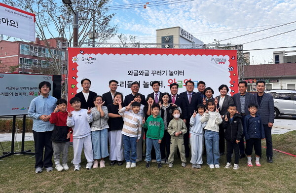 (정중앙) 안병구 밀양시장 / (정중앙 왼쪽) 이동옥 CTR대표이사 / (정중앙 오른쪽) 허홍 의장. 