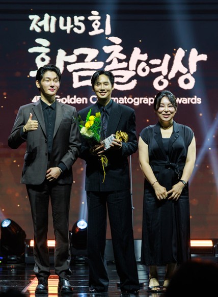     아이에이치성형외과 황정후 원장(좌측)