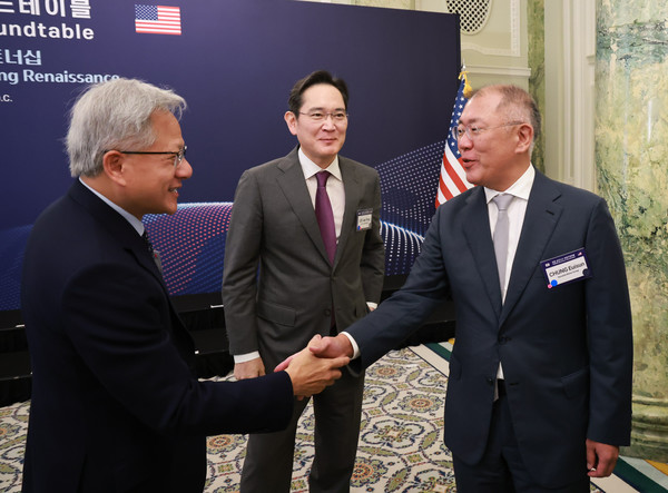 이재용 삼성전자 회장(가운데), 정의선 현대차그룹 회장(오른쪽)이 지난 8월 25일(현지시간) 미국 워싱턴DC 윌라드 호텔에서 열린 한미 비즈니스 라운드 테이블에서 젠슨 황 엔비디아 최고경영자와 인사하고 있다. 사진=연합뉴스