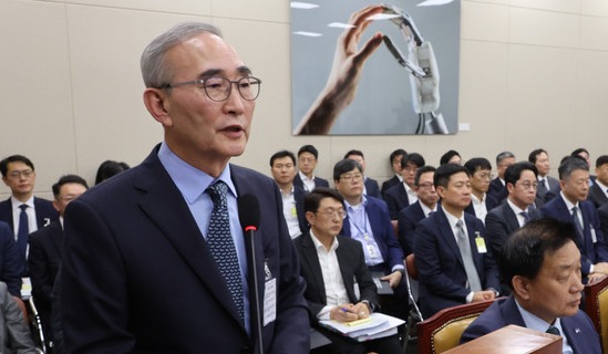 21일 국회 과학기술정보방송통신위원회에서 열린 정보통신기술(ICT) 분야 산하기관 국정감사에서 김영섭 KT 대표이사가 해킹사태와 관련한 위원 질의에 답하고 있다. 사진=연합뉴스