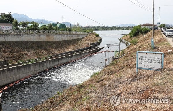 낙동강으로 흐르는 방류수. 사진=연합뉴스