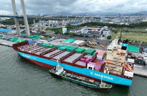 7월 17일 울산항에서 세계 최초로 그린 메탄올 1천 톤이 컨테이너 선박에 성공적으로 공급되었다고 해양수산부는 밝혔다. 사진은 울산항 8부두 100% 바이오디젤 벙커링. 연합=해양수산부 제공 