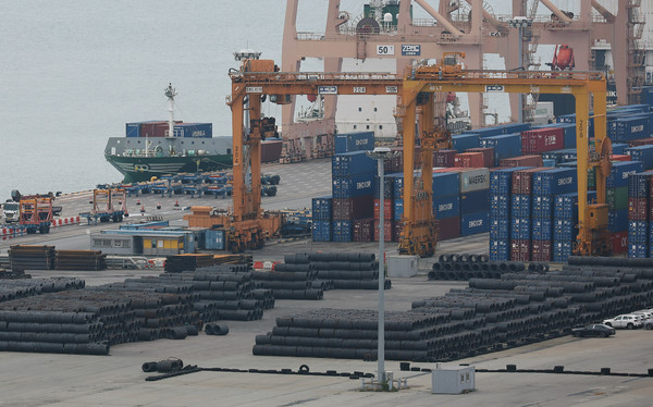 경기 평택시 평택항에 쌓여 있는 철강 제품들. 사진=연합뉴스