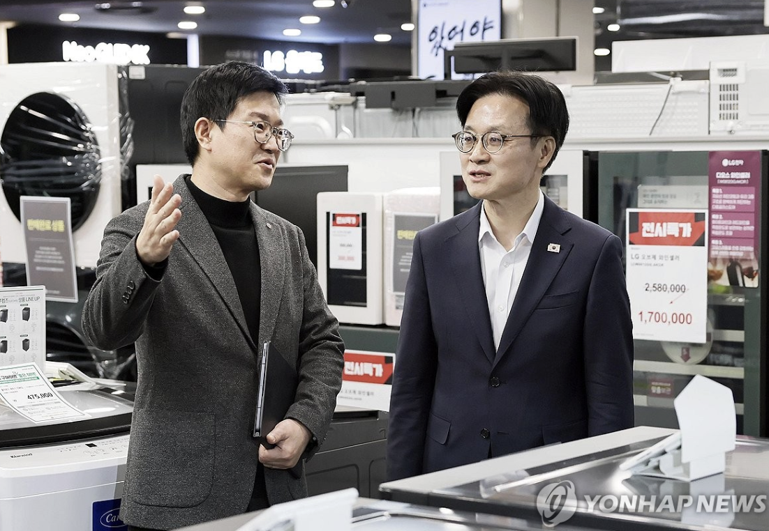 김정관 산업통상부 장관이 3일 코리아 그랜드 페스티벌 홍보를 위해 롯데마트 제타플렉스 서울역점을 방문해 으뜸효율 가전 할인행사가 진행 중인 가전매장을 둘러보고 있다. 사진=연합뉴스