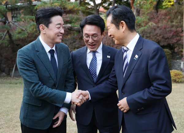 김민석 국무총리(가운데)가 9일 서울 종로구 총리공관에서 열린 고위당정협의회에서 강훈식 대통령 비서실장(왼쪽), 더불어민주당 정청래 대표와 손을 잡고 있다. 사진=연합뉴스