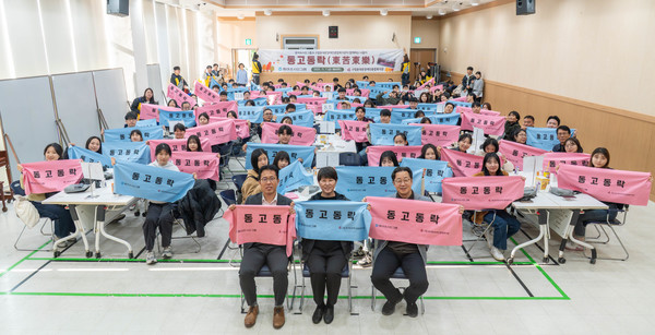 김민영 동아쏘시오홀딩스 대표이사 사장(앞 줄 오른쪽 끝)과 황주연 구립동대문장애인종합복지관 관장(가운데)이 동아쏘시오그룹 임직원 및 발달장애인들과 함께 구립동대문장애인종합복지관에서 기념촬영을 하고 있다.   사진=동아쏘시오그룹