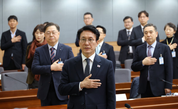 김민석 국무총리가 10일 정부서울청사에서 열린 2050 탄소중립녹색성장위원회 제5차 전체회의에서 국기에 대한 경례를 하고 있다. 사진=연합뉴스