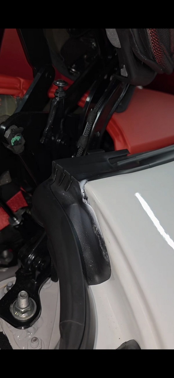 5억원대 슈퍼카 페라리 로마 신차에서 발견된 판금 및 재도장 흔적. 