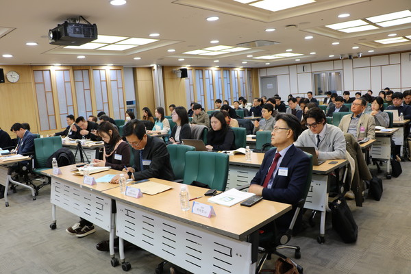 18일 서울 여의도 국회 의원회관에서 에서 열린 '제3회 ESG경제 포럼'에서 참석자가 주제발표자의 발표를 경청하고 있다.   사진=ESG경제