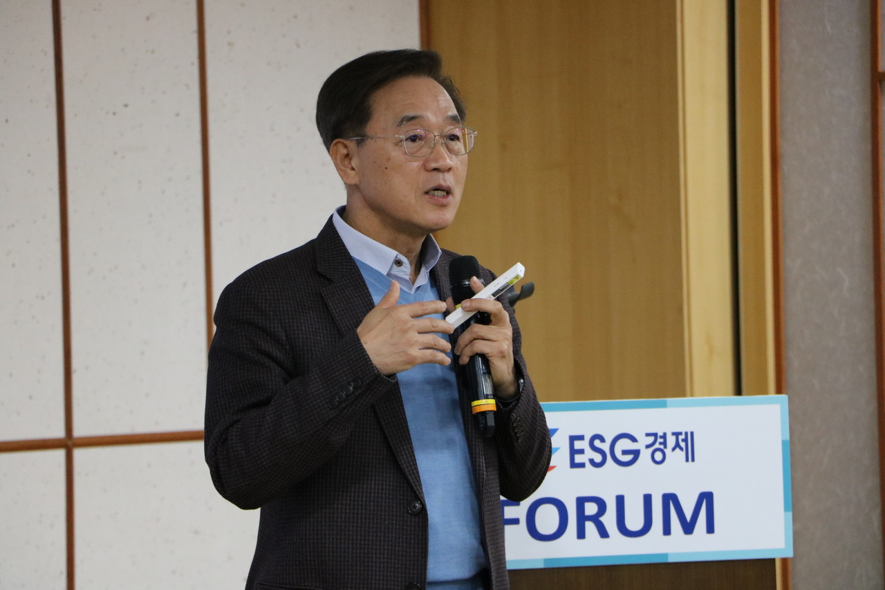 정재훈 호주 퀸즈랜드대학 교수가 11월18일 열린 ESG경제 창간 5주년 포럼에서 발제하고 있다.