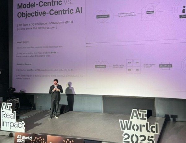 알로라 랩스 창업자인 닉 에먼스가  한국에서 열린 AI World 2025에서 발표를 하는 모습. 사진=알로라 네트워크