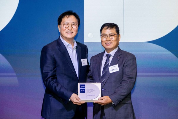 지난 17일 서울 여의도 글래드호텔에서 열린 ‘한숲 파트너스 데이’ 행사에서 DL이앤씨 박상신 대표(왼쪽)와 태일씨앤티 조왕래 소장이 기념 촬영을 하고 있다.   사진=DL이앤씨