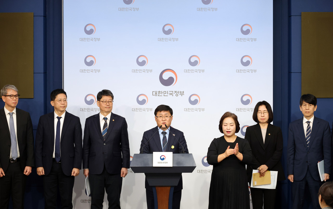 김성환 기후에너지환경부 장관이 10일 정부서울청사에서 2035 국가온실가스 감축목표 및 제4차 계획기간 배출권 할당계획을 발표하고 있다. 사진=연합뉴스