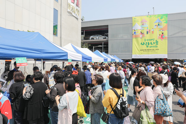 지역 상생과 기부 문화확산을 위한 자선행사인 '제14회 동아제약 사랑나눔바자회' 현장 모습.  사진=동아제약