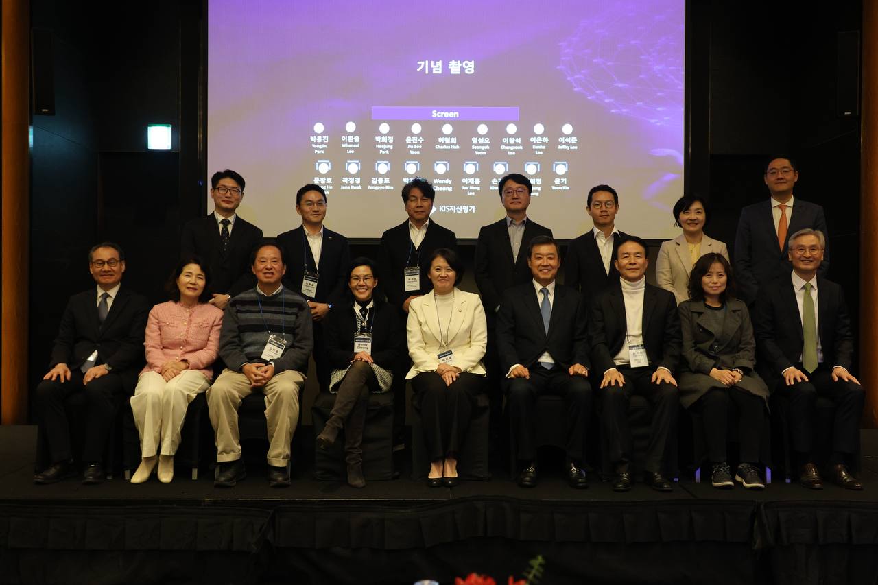 KIS 자산평가가 주최한 컨퍼런스 참석자. 앞줄 좌측부터 문창호 Moody's Korea 대표, 곽정경 한국신용평가 전무, 김용표 이화여대 명예교수Wendy Cheong Moody's 아시아태평양 총괄이사, 박지혜 국회의원, 이재홍 한국신용평가 대표, 손기원 대주회계법인 부대표, 정희정 국가에너지위원회 위원, 윤기 KIS자산평가 대표 사진=KIS자산평가