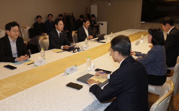 쿠팡 사태를 논의하고 있는 정부 관련 부처 긴급 장관 회의. 사진=연합뉴스