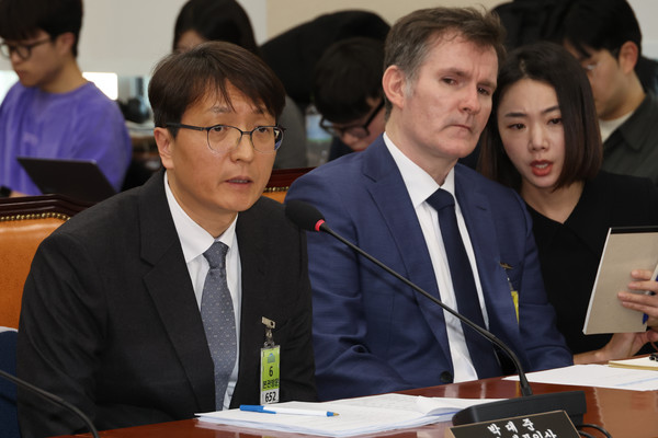 지난 3일 국회 정무위원회에서 열린 쿠팡 개인정보 유출 사태 관련 현안질의에서 박대준 쿠팡 대표이사가 위원 질의에 답하고 있다. 오른쪽은 브랫 매티스 쿠팡 최고 정보 보호 책임자(CISO). 사진=연합뉴스