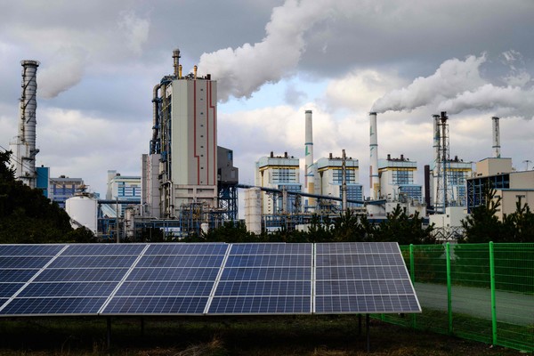 한국의 태안 화력발전소. 전체 전기의 3분의 1을 화석연료에서 얻고 있는 한국은 11월 17일 COP30에서 아시아에서 두 번째로 탈석탄동맹에 가입한다고 밝혔다. 아울러 현재 61기인 석탄발전소 중 40기를 2040년까지 폐쇄하고, 나머지도 내년 중 폐쇄 일정을 확정하기로 했다. [AFP=연합뉴스]