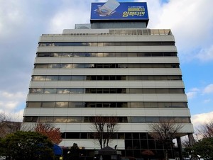 대웅 윤재승 CVO '꼼수 합병' 논란...돈 한푼 안들이고 지배력 확대 - 뉴스 썸네일 이미지